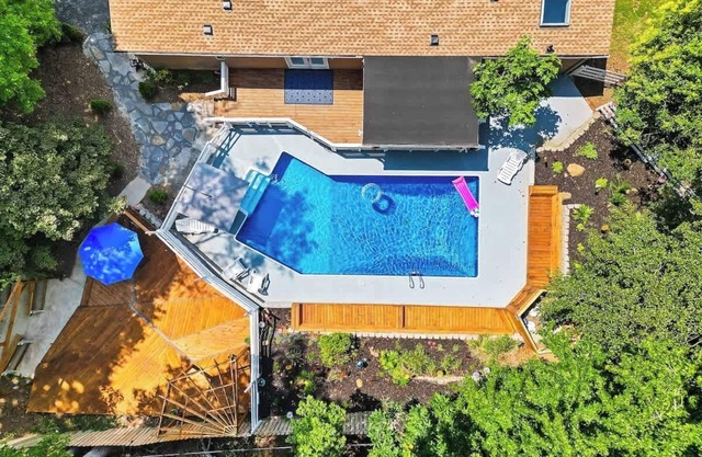 "The Retreat" w/ Hot Tub + Pool + Game Room + King Suite