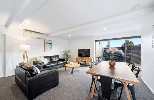 "The Retreat" with car park 10 min to CBD/Airport.