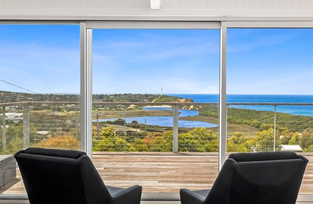 THE RIDGE - fantastic views in Fairhaven with space for the whole family!