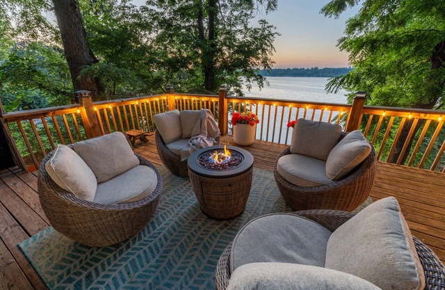 Relax, Play, & Explore. Lake, Hot tub, Sunroom, 4 Level Lake Views