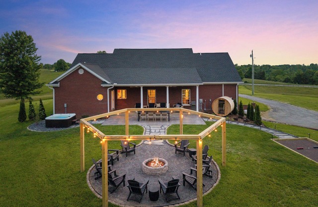 The Ridgemont Reserve-Lux Retreat-100"TV-Pool Table-Hot Tub-Sauna-Games