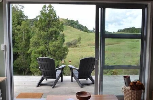 The Rimu Hut: Luxury riverside and off-grid