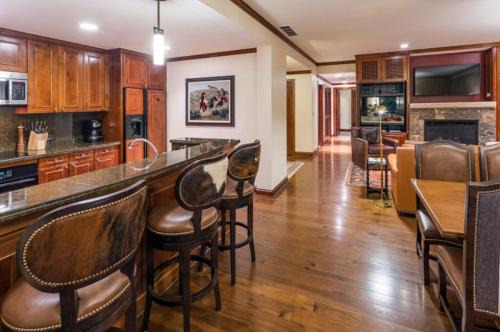 The Ritz-Carlton Club, 3 Bedroom Residence 8314, Ski-in & Ski-out Resort in Aspen Highlands