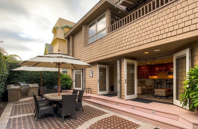 The Ritzy Beachcomber - A / C, parques 4, gran patio privado y mucho más.