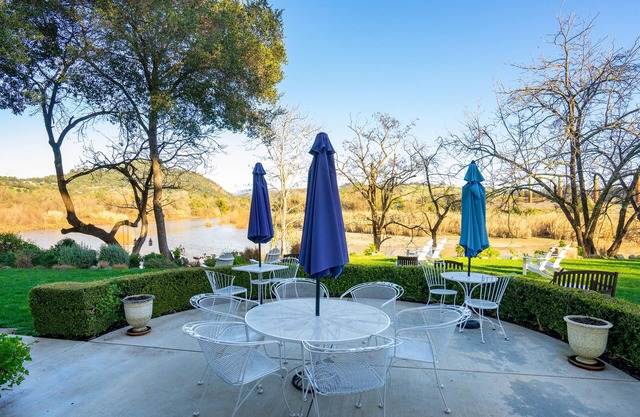 The River Belle Inn