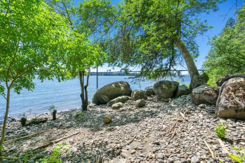 The Riverfront Retreat-woods Landing
