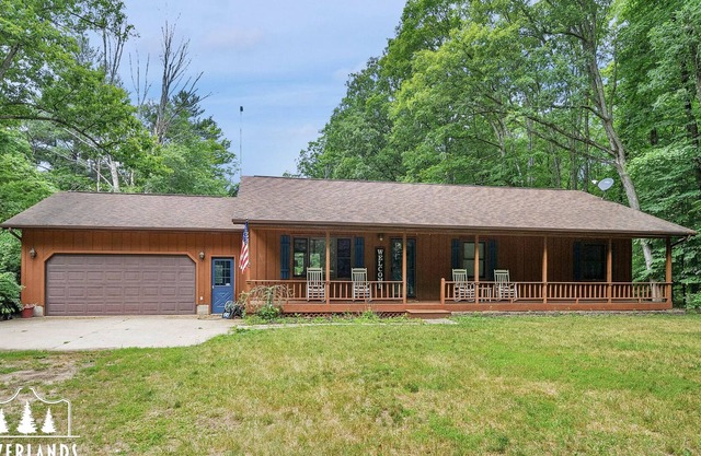 The Riverlands - Spacious Home on Muskegon River!!