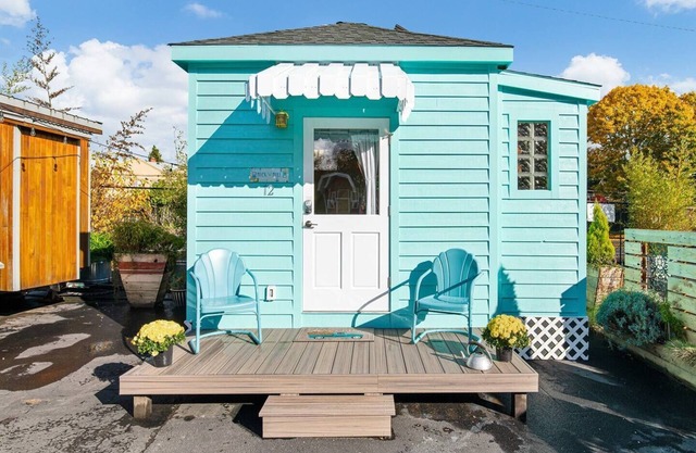 The Rock n Roll - Custom Tiny Home w/ 1950's Vibe