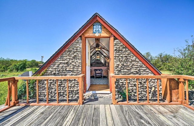 The Rockhouse Cottage with Deck on Tulsa Farm!