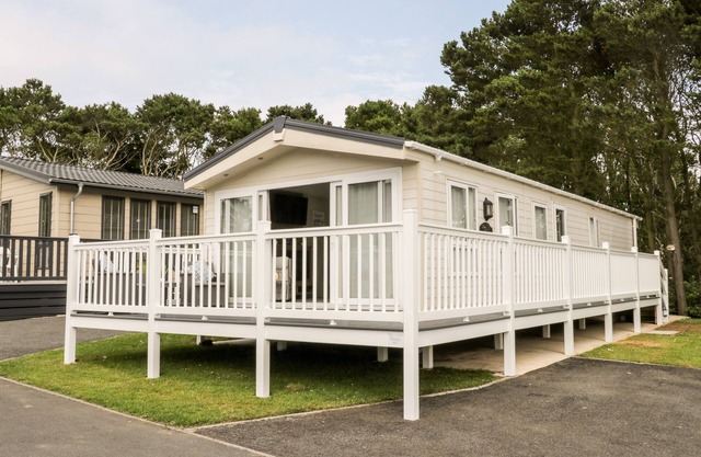 THE RODLEY PINES, pet friendly, country holiday cottage in Cayton
