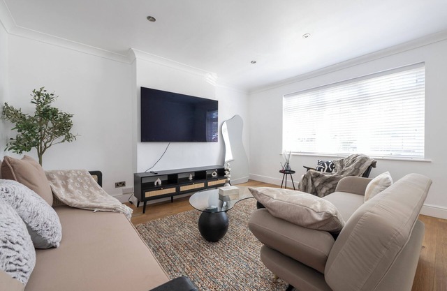 The Romford Oasis - Spacious 4 bedroom escape