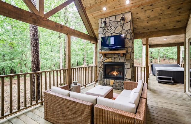 The Roosevelt- Perfect for all! Hot Tub, Free WiFi, FREE Firewood!