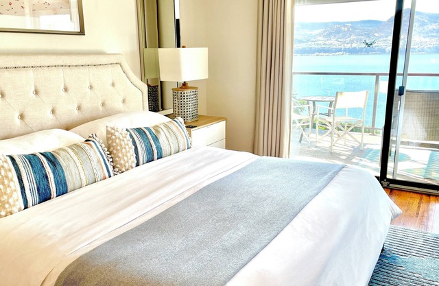 Escapada para parejas de lujo en Villa Magnolia, con las mejores vistas del lago en Naramata
