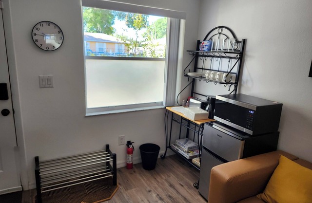 The Rose and Crown Inn is a 2-bedroom apartment with WiFi and AC in Polk City Fl