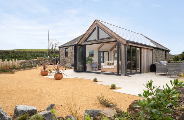 THE RUM HOUSE, pet friendly, character holiday cottage in Porthallow