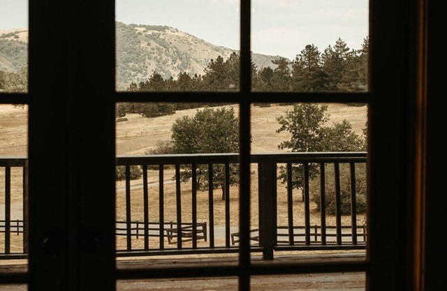 The Rustic Barn at Sacred Mountain: Vintage Barn, Stargazing, Spa, Volcan Mtn.