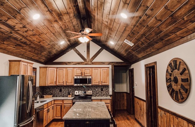 The Rustic Gem!! 3 Bedroom/2 Bath House