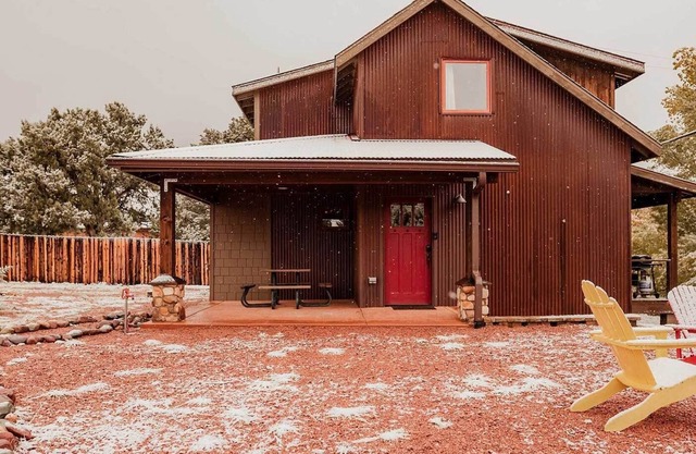 ‘The Rustic Hideaway’ Cabin: River View & Fire Pit