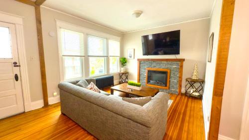 The Rustic Home Albany NY - 3 Bedroom Private Second Floor Apartment
