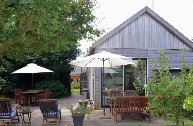 The rustic holiday home with sleeping loft is located in the immediate vicinity of the dune reserve North Holland in Egmond Binnen.