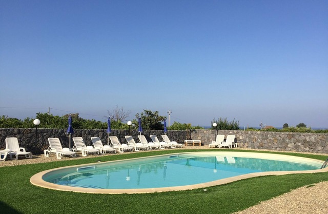 LA CASA RÚSTICA DE POZZILLO-ACIREALE CON PISCINA COMPARTIDA