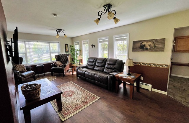 The Rusty Moose Large Groups Welcome-Great Layout-2 Pets w/FEE-Fenced Back Yard
