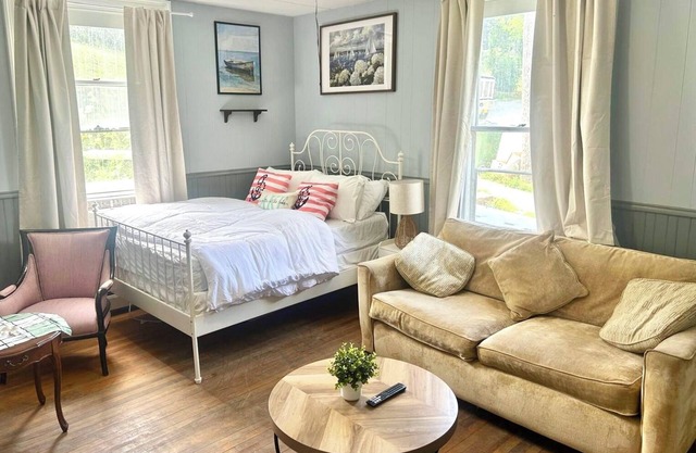 The Salt + Soul Suite – Cozy Apt 5