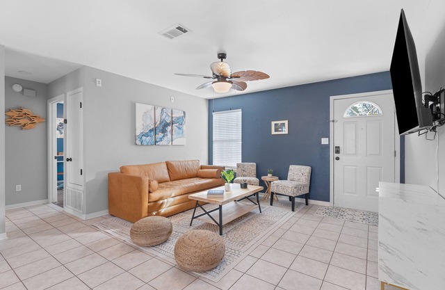 The Salty Breeze Beach House ~ 15 mins > Navarre & Pensacola Beach