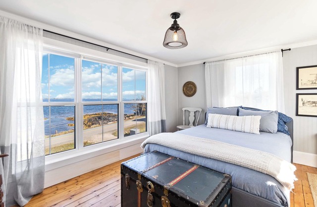 The Salty Cribb II- Private oceanfront vacation home just minutes from Lunenburg