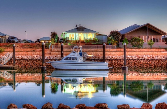 The Sanctuary - The house with everything. Swimming pool, free Wifi and a Jetty!