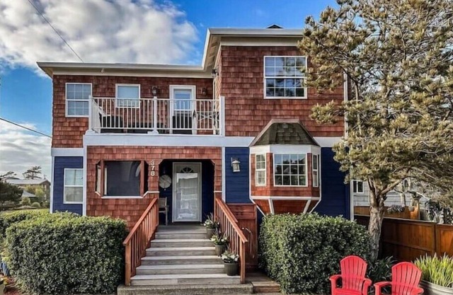 The Sand Dollar Beach House- 3 min walk to the beach and Pet Friendly!