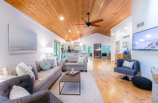 The Sawyer Cottage/3 season porch/hot tub/fire pit/jungle gym/large fenced yard