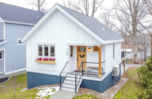 The Scandihaus Cottage 2BED/2.5 bath Walk to the lake. Stay for the vibe