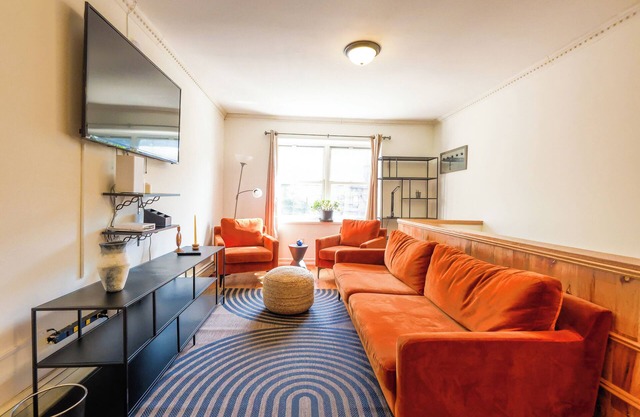 The Schenectady House - Unit 2 Single Occupancy/Shared Bath & Common Areas