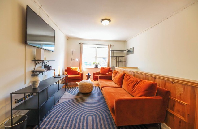 The Schenectady House - Unit 2 Executive Room 1-Bedroom/Private Bath