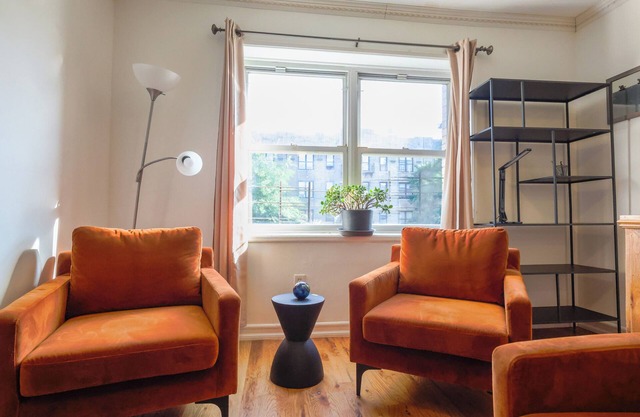 The Schenectady House - Unit 2 Standard Large Room/Shared Bath & Common Areas