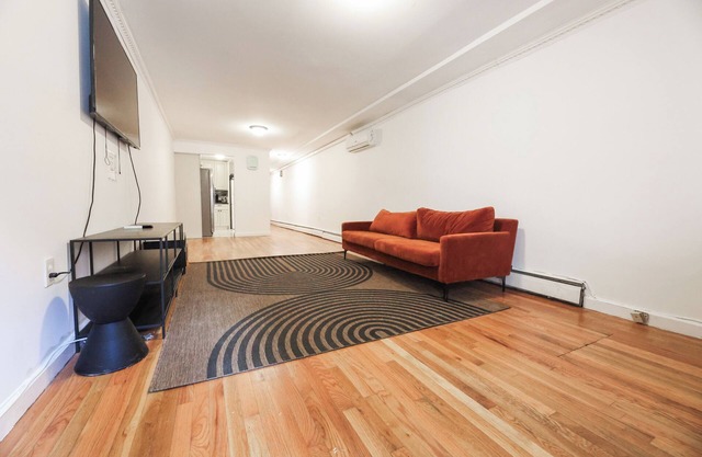The Schenectady House Unit 1/ Standard Large Room/Shared Bath & Common Areas