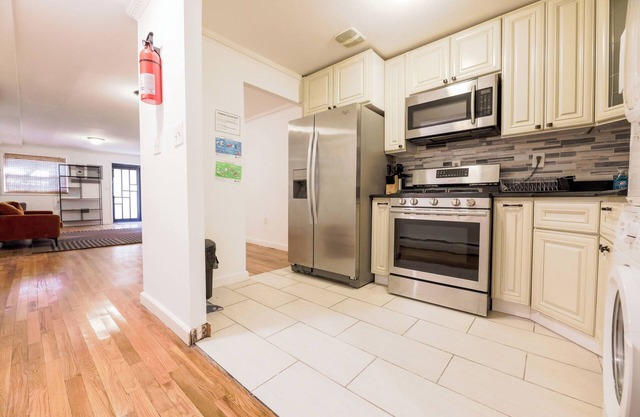 The Schenectady House - Unit 1 Standard Large Room/Shared Bath & Common Areas