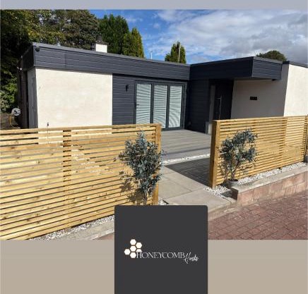 THE SCHOOL HOUSE, DUNDEE- 3 bed bungalow TV's in all rooms, 2 double rooms and one queen size where the bed can be split into 2 twin beds, 2 bathrooms, fully equipped kitchen, FREE off street parking, WiFi, long stay rates available with HONEYCOMB HOSTS