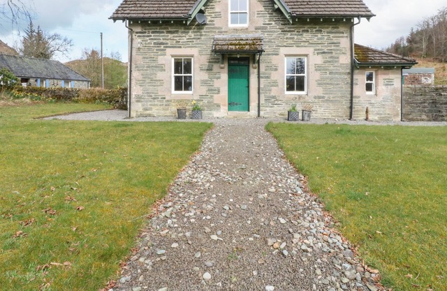 THE SCHOOL HOUSE, pet friendly, with open fire in Kilmartin