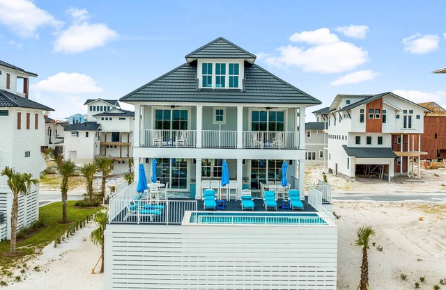 The Sea Suite: Lovely Sugar Sands Home- Priv. Pool, Sleeps 18, Game & Movie Room