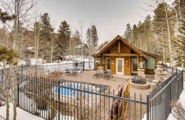 The Seasons 1834 2 Bedroom Condo by RedAwning