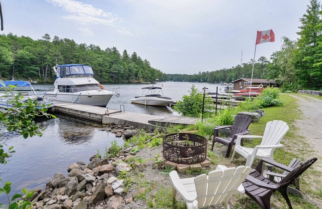 The Muskos Cottage - Cozy lakeview @ The Severn Falls Marina