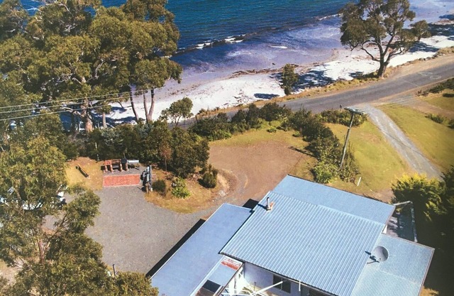 'The Shack' 2 minute walk to the beach