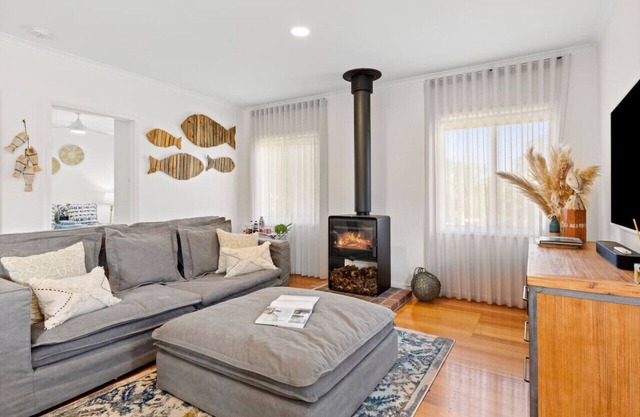 The Shack- Fireplace, walk to beach, pet friendly