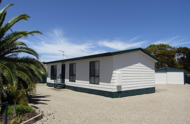 The Shack @ Hardwicke ~ Free Wifi, Short walk to beach