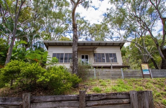 Original Rustic Cabin on the foreshores of 1770. Sleeps 6, pets welcome, linen & towels included