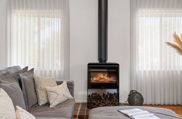 The Shack- Walk to beach, sleeping 4, fireplace, pet friendly!