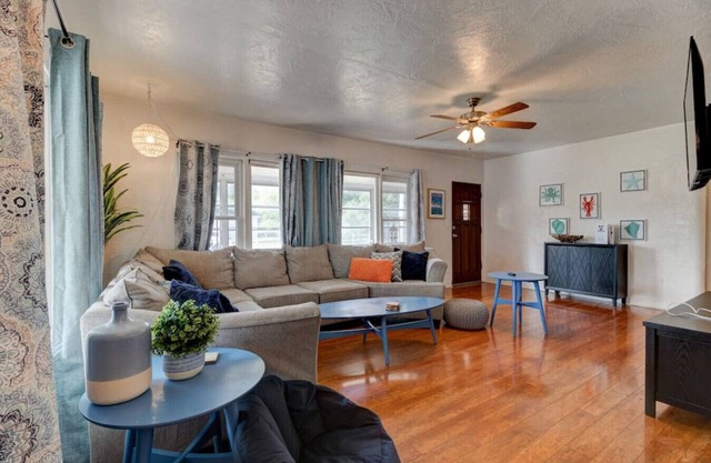 The Shark Shack-pet friendly, huge yard and ping pong