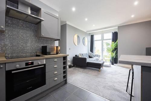 The Sharston - Free Parking & Close To Airport
